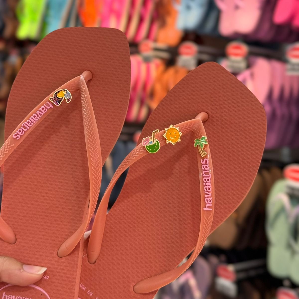 Havaianas Slim Square Logo Pop Up - Pin Tucano, Coqueiro, Sol e Água de Coco