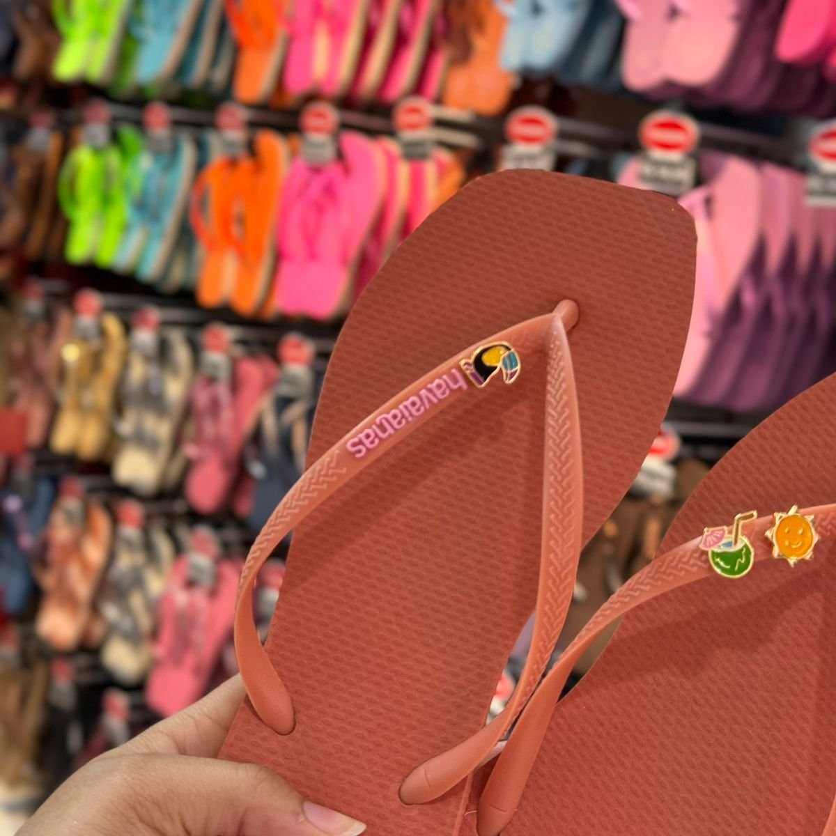 Havaianas Slim Square Logo Pop Up - Pin Tucano, Coqueiro, Sol e Água de Coco