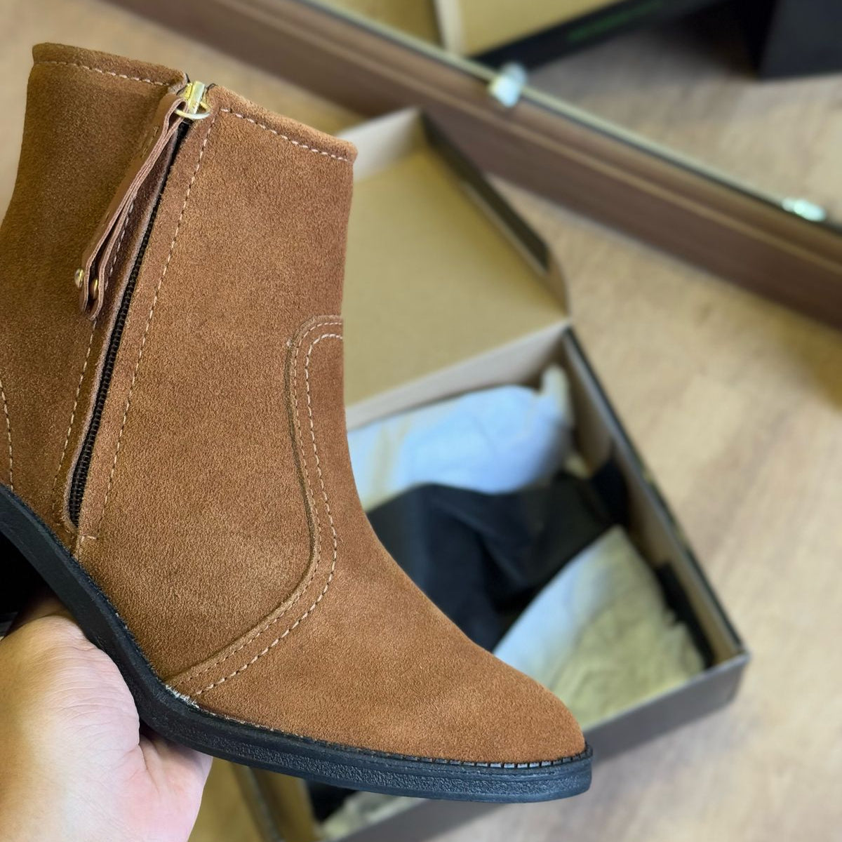 Bota Santa Lolla Couro Camurça Cano Curto Salto Grosso 0318.4E38.035A