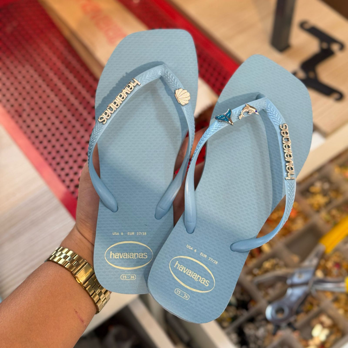 Havaianas Slim Square Logo Pop Up + Pingente Golfinho, Concha e Sereia