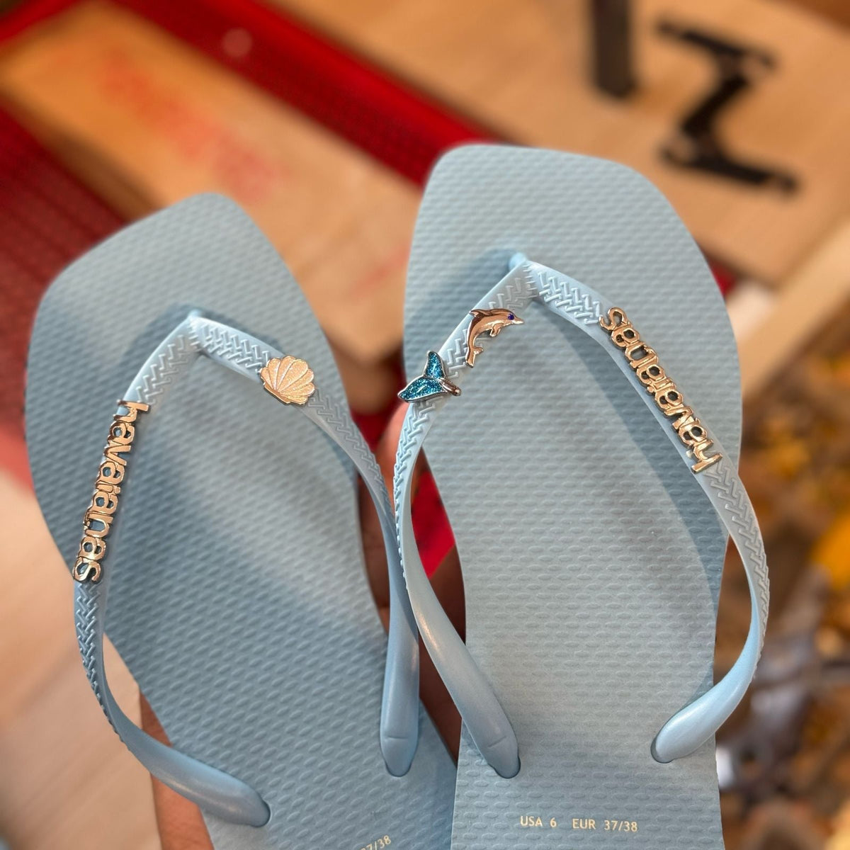 Havaianas Slim Square Logo Pop Up + Pingente Golfinho, Concha e Sereia