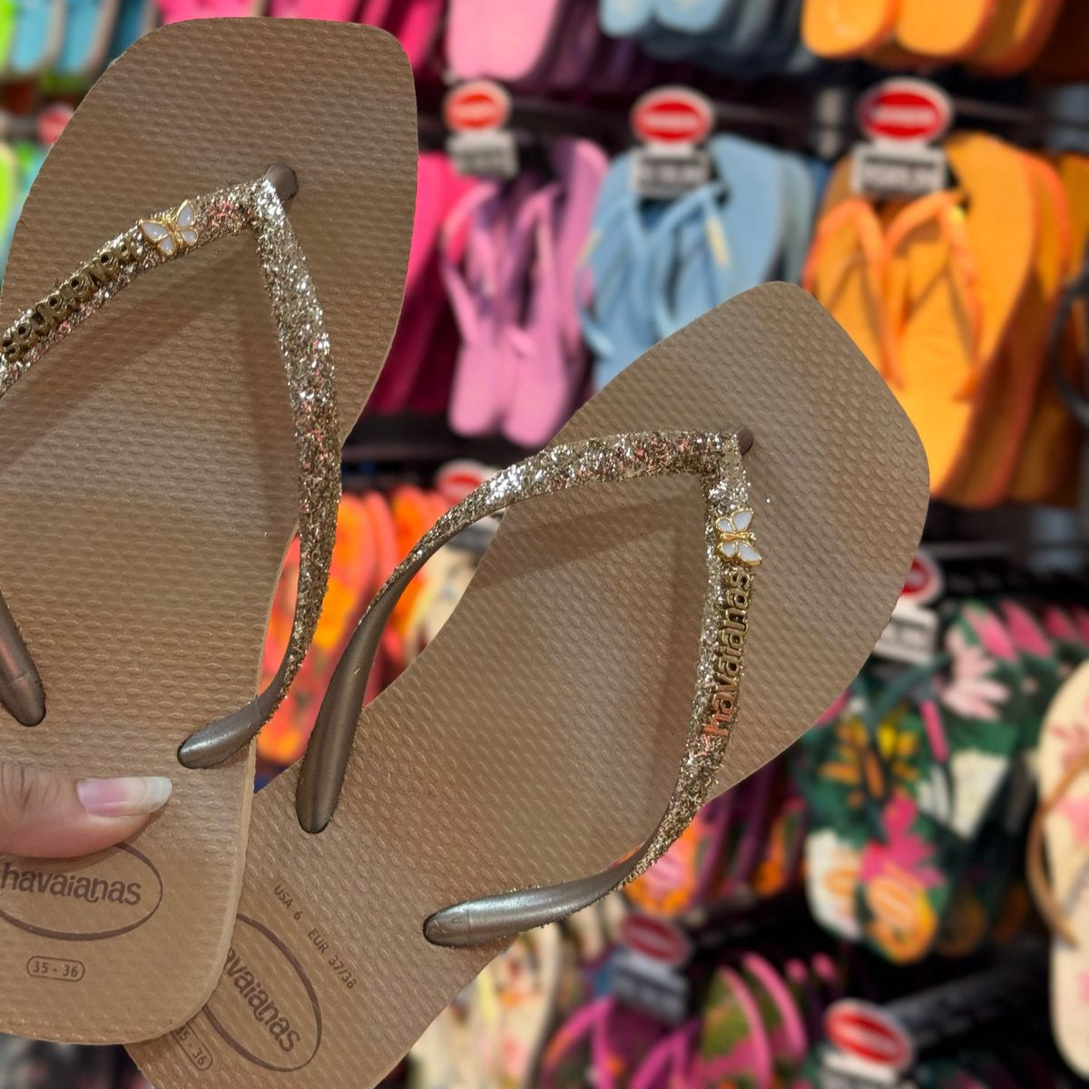 Havaianas Slim Square Glitter Party + Pin Borboleta (GRÁTIS)